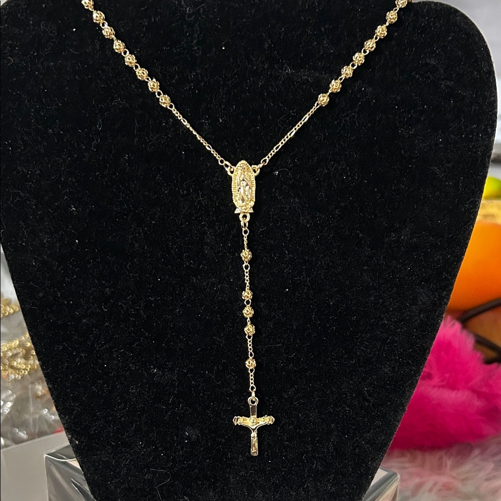 Elegant Gold Necklace with Cross Pendant